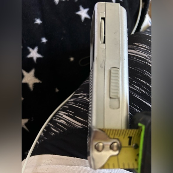 Portable AM/FM Band Radio by Sunflash - Picture 3 of 7